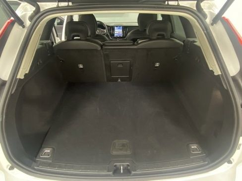 Used 2025 Volvo XC60 B5 Core image 9