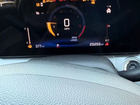 Used 2025 Chevrolet Trax LT w/ LT Convenience Package image 7