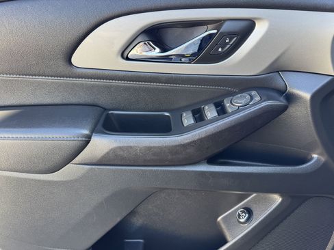 Certified 2023 Chevrolet Traverse LT w/ Rear Camera Mirror Package image 9