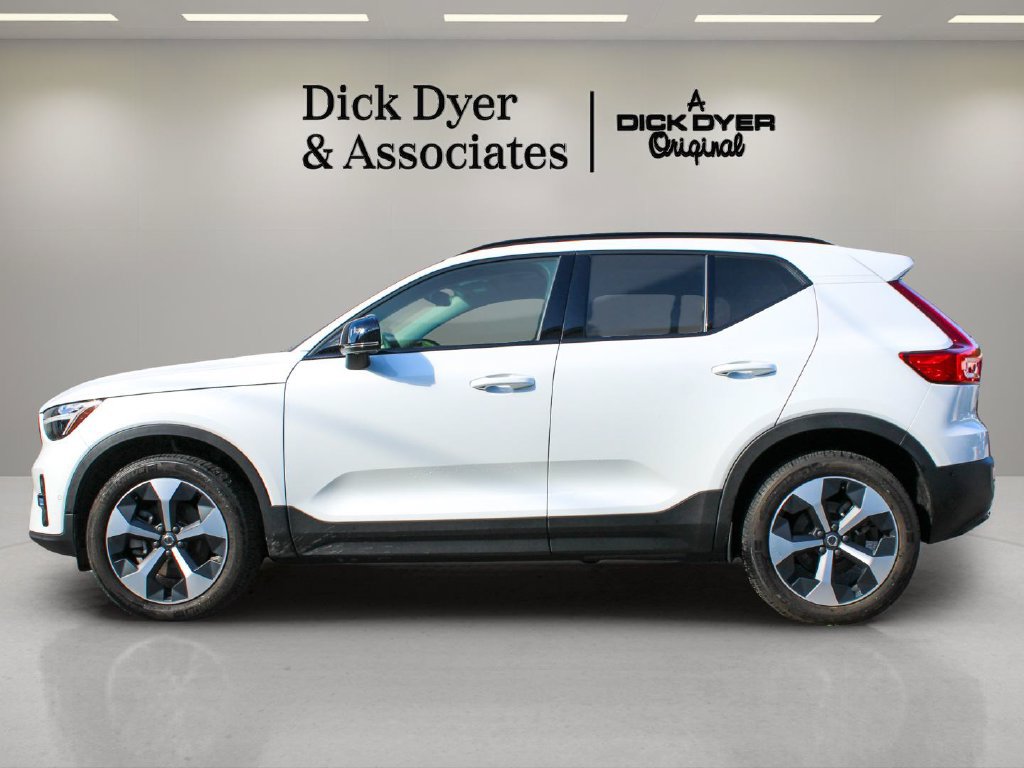 Certified 2025 Volvo XC40 B5 Plus AWD/4WD image 15