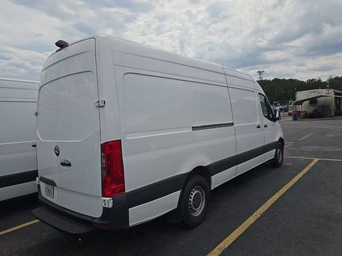 Used 2022 Mercedes-Benz Sprinter 2500 image 2