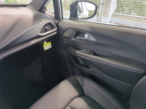 New 2026 Chrysler Pacifica Select image 18