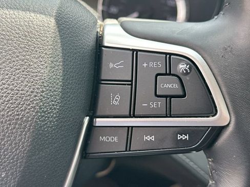 Used 2023 Toyota Highlander LE AWD/4WD image 42