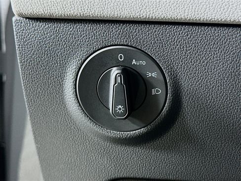 Used 2022 Volkswagen Taos SE w/ Panoramic Sunroof Package FWD image 17