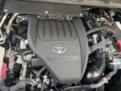 Used 2023 Toyota Highlander XLE image 32