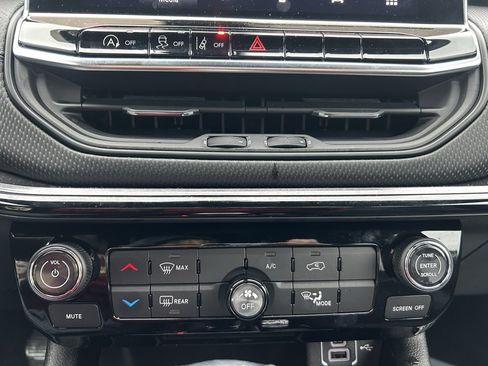 Used 2025 Jeep Compass Latitude w/ Altitude Special Edition image 22