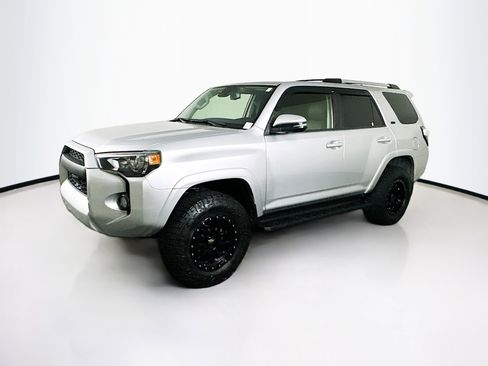 Used 2020 Toyota 4Runner SR5 Premium w/ Moonroof Package RWD image 4