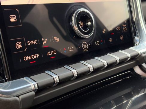 Used 2025 GMC Yukon Denali AWD/4WD image 19