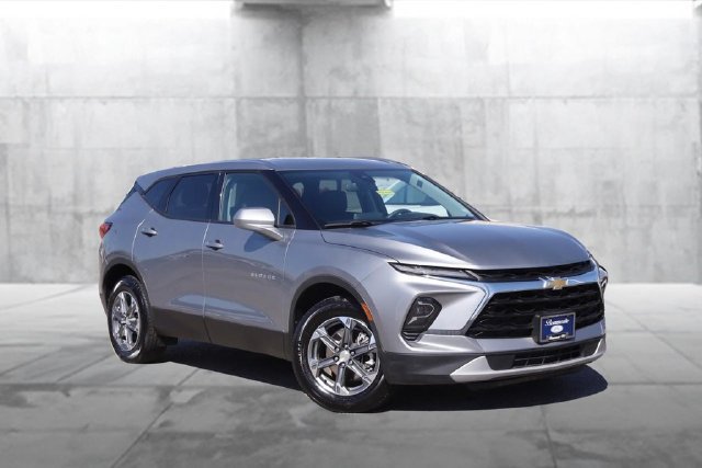 Used 2025 Chevrolet Blazer LT AWD/4WD image 2