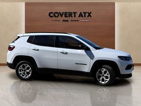 Used 2025 Jeep Compass Latitude image 6
