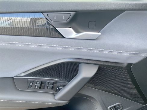 New 2025 Volkswagen Tiguan SE image 17