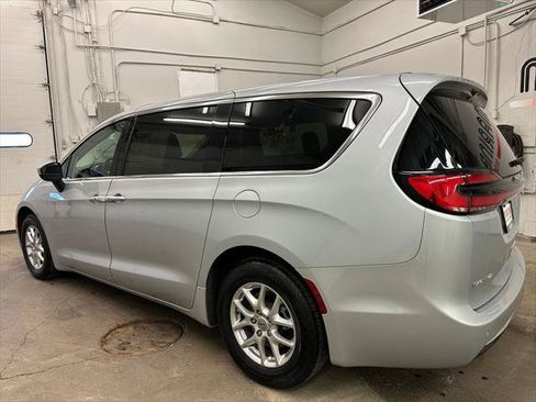 Certified 2023 Chrysler Pacifica Touring-L FWD image 16