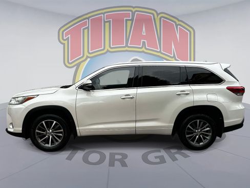 Used 2018 Toyota Highlander XLE AWD/4WD image 3