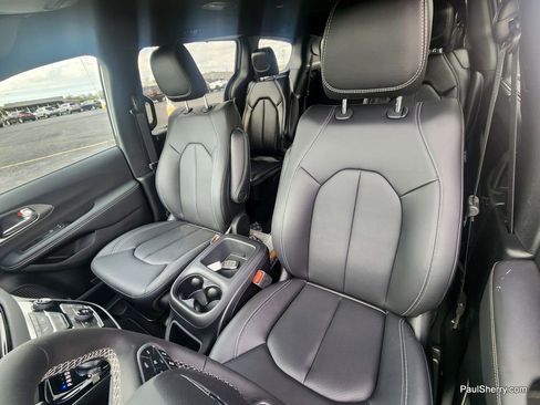 Used 2026 Chrysler Pacifica Select image 6