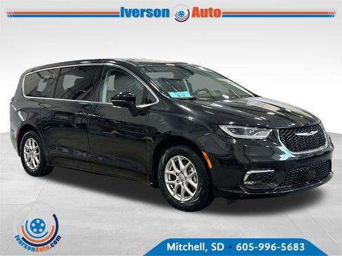 Used 2024 Chrysler Pacifica Touring-L FWD image 1