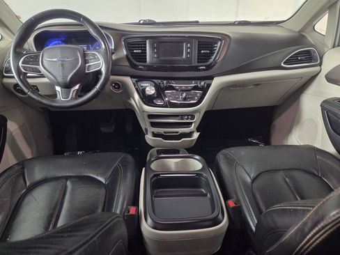 Used 2017 Chrysler Pacifica Touring-L FWD image 25