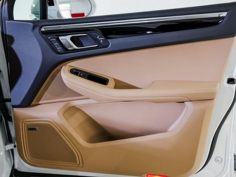 Certified 2025 Porsche Macan image 27