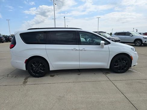 Used 2022 Chrysler Pacifica Limited w/ S Appearance Package AWD/4WD image 15