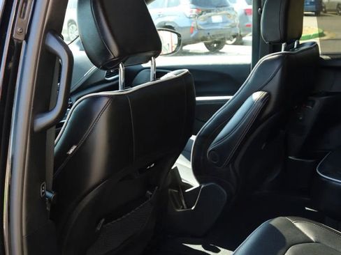 Used 2025 Chrysler Pacifica Limited FWD image 32