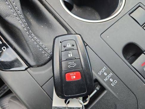 Used 2023 Toyota Highlander LE FWD image 31