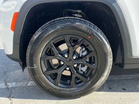 New 2026 Jeep Grand Cherokee Altitude image 10