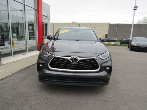 Used 2024 Toyota Highlander LE image 3