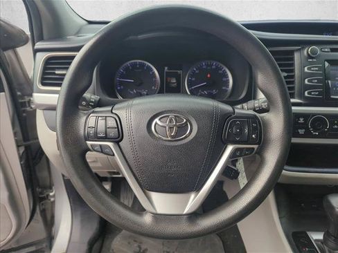 Used 2019 Toyota Highlander LE FWD image 11
