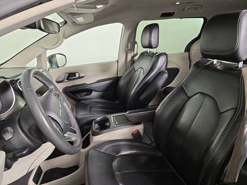 Used 2022 Chrysler Pacifica Touring-L FWD image 15