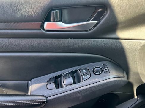 Used 2025 Nissan Altima 2.5 SV FWD image 16