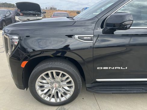Used 2023 GMC Yukon XL Denali image 2