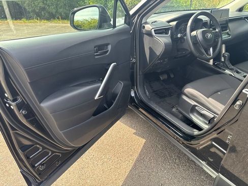Used 2025 Toyota Corolla Cross LE AWD/4WD image 27