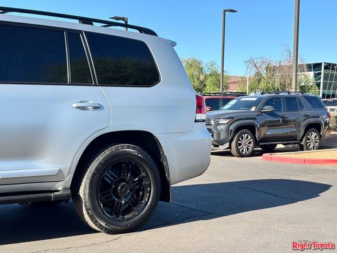 Used 2017 Toyota Land Cruiser AWD/4WD image 9