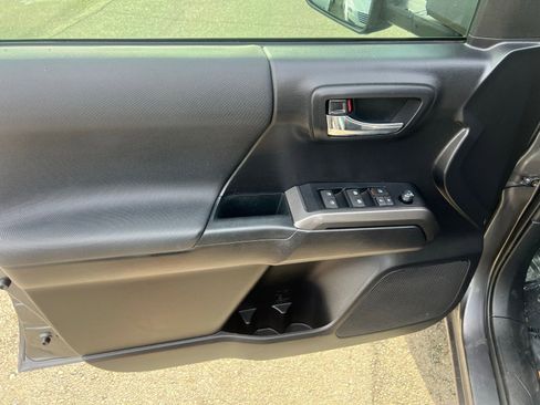 Used 2020 Toyota Tacoma TRD Off-Road w/ Technology Package image 19