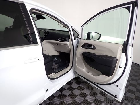Used 2023 Chrysler Pacifica Touring-L FWD image 44