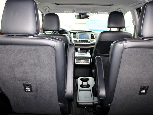 Used 2018 Toyota Highlander XLE image 22