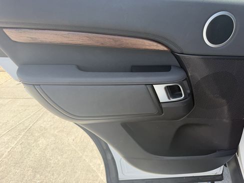Used 2017 Land Rover Discovery HSE AWD/4WD image 16