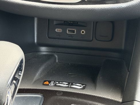 Used 2023 Chevrolet Equinox Premier image 23