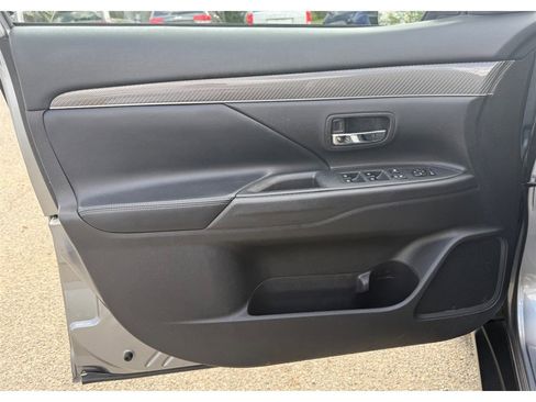 Used 2020 Mitsubishi Outlander AWD image 28