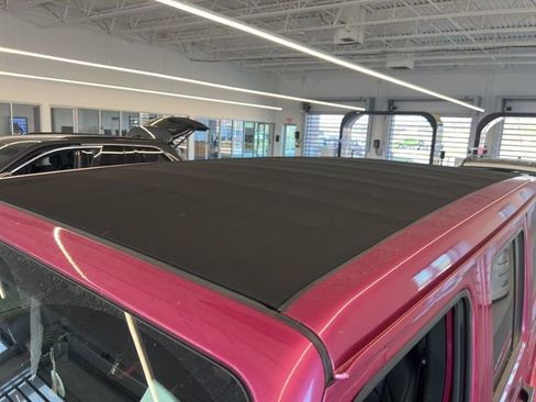 Used 2022 Jeep Wrangler Unlimited Sahara w/ Cold Weather Group image 18