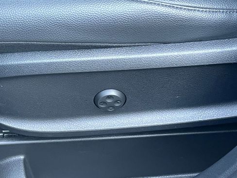 Used 2025 Mercedes-Benz GLB 250 4MATIC image 22