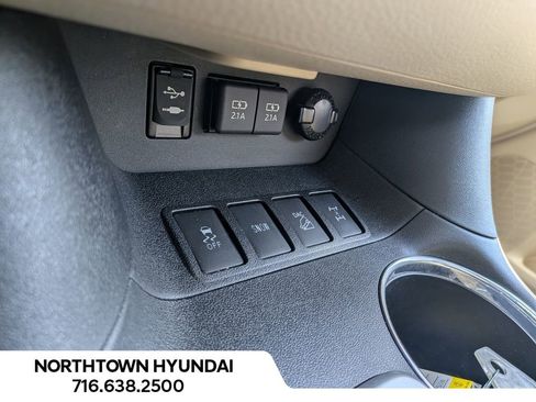 Used 2019 Toyota Highlander XLE image 18