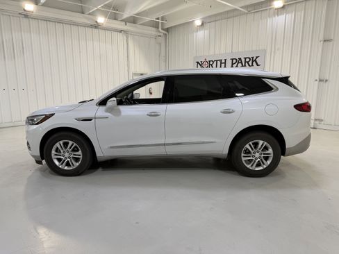 Used 2018 Buick Enclave Essence image 2