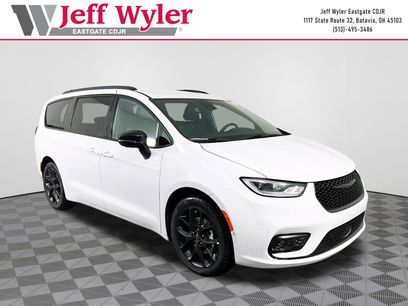 New 2026 Chrysler Pacifica Select