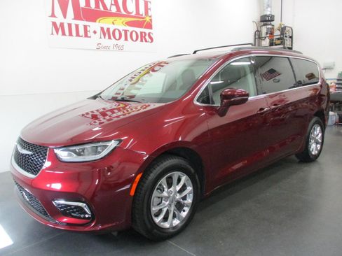 Used 2022 Chrysler Pacifica Touring-L image 3