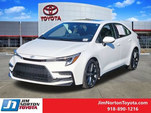 Used 2025 Toyota Corolla XSE FWD image 3