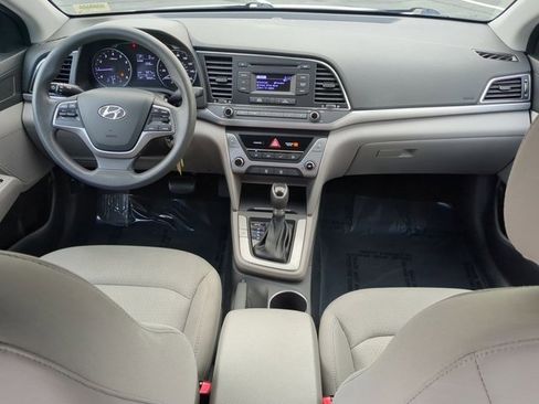 Used 2017 Hyundai Elantra SE image 19