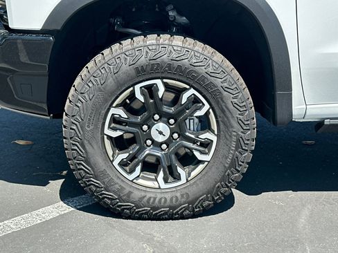 Used 2025 Chevrolet Silverado 1500 ZR2 w/ Technology Package image 48