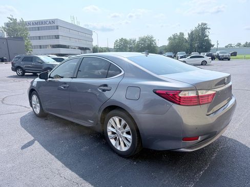 Used 2013 Lexus ES 300h w/ Luxury Pkg FWD image 3