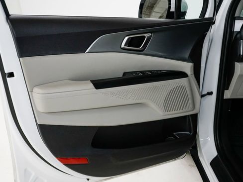 Certified 2024 Kia Carnival LX image 7