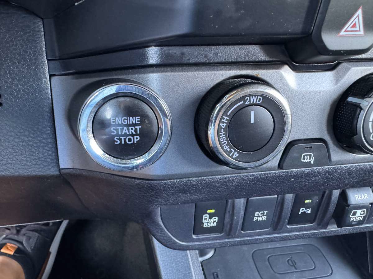 Used 2019 Toyota Tacoma TRD Off-Road w/ Technology Package AWD/4WD image 30